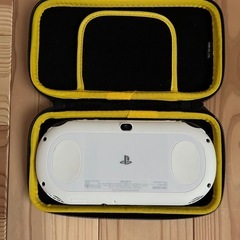 PSVITA本体 ケース ゲームソフト3本の画像