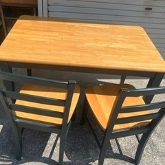 テーブルと椅子二個