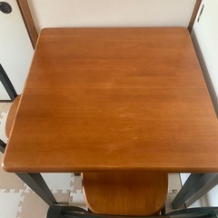 二人用のダイニングテーブルセットの画像