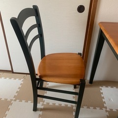 二人用のダイニングテーブルセットの画像