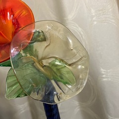 アンティークガラス花瓶とお花セットの画像