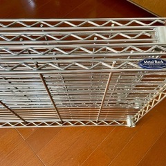 【受渡確約済】アイリスオーヤマ　メタルラック 横90cm 4段　キャスター付き)の画像