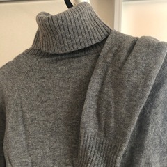 UNIQLO グレーのハイネックセーターの画像