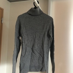UNIQLO グレーのハイネックセーター