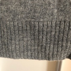 UNIQLO グレーのハイネックセーターの画像