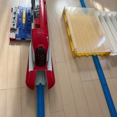 プラレール車庫に変身トレインケースとメガデカステーション