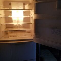 外はキレイですが、製氷機だけ壊れてます。450Lほど。の画像