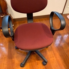 両肘当て付きパソコン用椅子