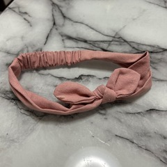 ベビー　リボン　頭　髪が少なかったのでヘアバンドをしてました