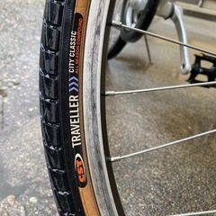 白のカゴ付きスポーティ自転車の画像