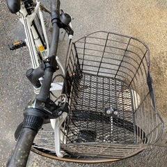 白のカゴ付きスポーティ自転車の画像
