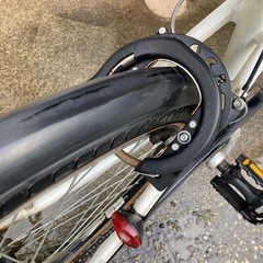 白のカゴ付きスポーティ自転車の画像