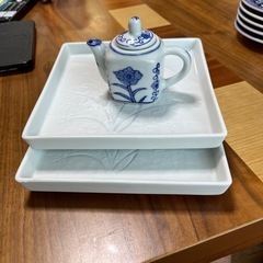 角皿と陶器の醤油差し