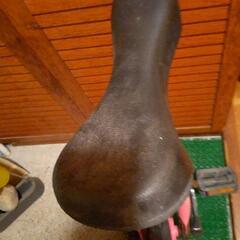 パンクしている一輪車　子供用　ピンク　の画像