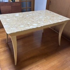 大理石のダイニングテーブル