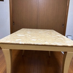 大理石のダイニングテーブルの画像
