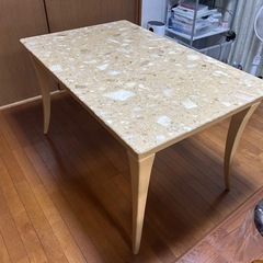 大理石のダイニングテーブルの画像
