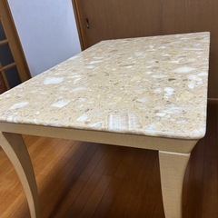 大理石のダイニングテーブルの画像