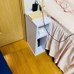 【値下げしました!】ベッドサイドテーブルの画像