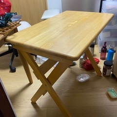 木製の折り畳みテーブルの画像