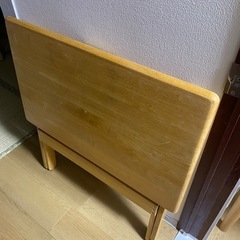木製の折り畳みテーブルの画像