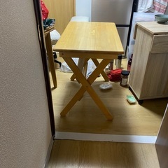 木製の折り畳みテーブルの画像