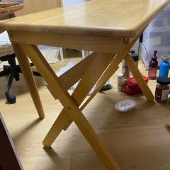 木製の折り畳みテーブルの画像