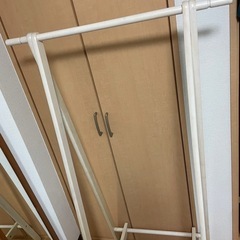 白ハンガーラックの画像