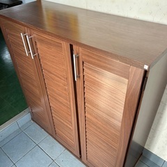 すみません、購入者決まりました。沢山入る靴箱