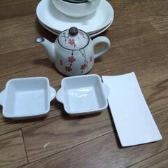 タダ ティーポットと小皿3枚。