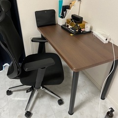 テーブル、ゲーミングチェア