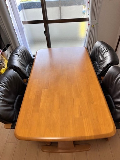 木製のダイニングテーブルセット