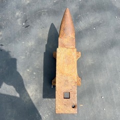 k0813601 角付 アンビル 金床 作業台 叩き台 かなとこ 重さ 36㎏ 全長47㎝ 加工 曲線 鉄床 つぶし釘 中古 現状品 鉄製 【引き取り限定】の画像