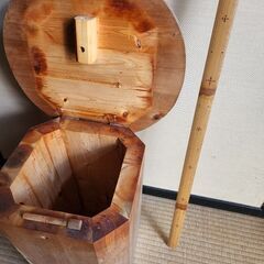 座席の中に収納が出来る椅子　の画像