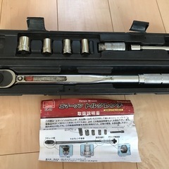 トルクレンチと三角表示板の画像