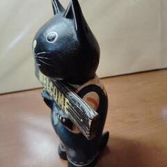 愛嬌のある　猫の置物　木製の画像