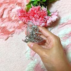 新品♡ちょうちょ♡キラキラ♡ビジュー♡ゴージャス♡ヘアバレッタの画像