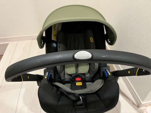 doona ドゥーナ ISOFIXベース付　ベビーカーになるチャイルドシート