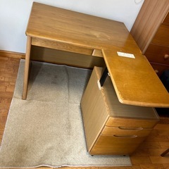 机と引き出しのセットの画像
