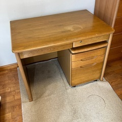 机と引き出しのセットの画像