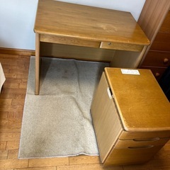 机と引き出しのセットの画像