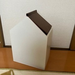 ハウス型ゴミ箱の画像