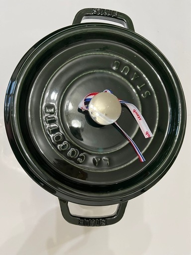 未使用品　staub ストウブ 「 ピコ ココット ラウンド バジルグリーン 24cm 」 大きい 両手 ホーロー 鍋 IH対応 