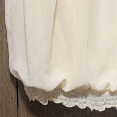 GLACIER  淡い黄色の花付きトップス　Мの画像