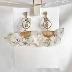 【ハンドメイド】お花のイヤリング　ホワイトの画像