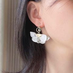 【ハンドメイド】お花のイヤリング　ホワイトの画像