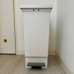 「ニトリ」棚下でも使えるペダルペール(45Lホワイト)の画像