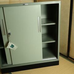 スチール製本棚　鉄製扉、専用台座付