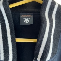 デサントのウォームジャンパーの画像