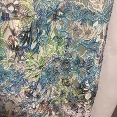 ロイヤルパーティー 花 刺繍 白 青 グラデーションファッション ワンピースの画像